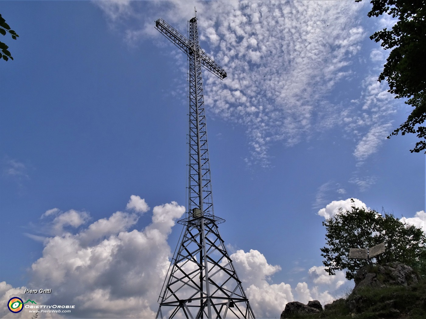 59 Croce di vetta del Monte Zucco (1232 m).JPG